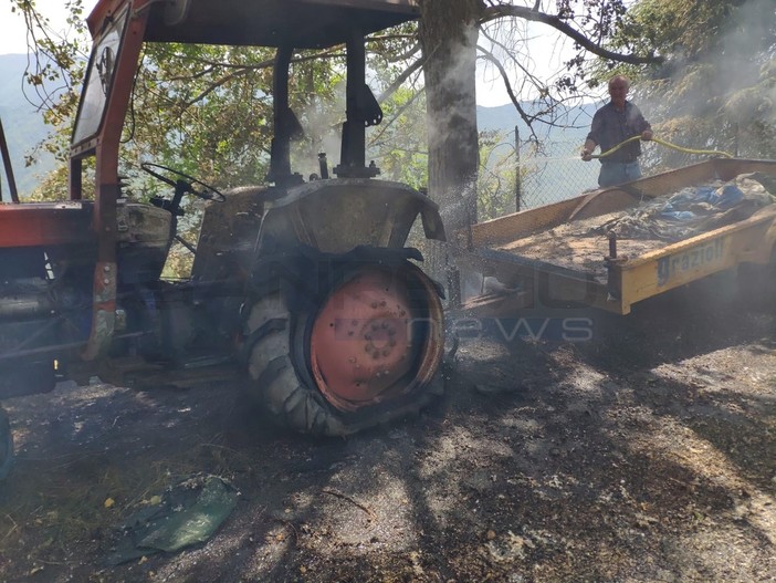 Triora: incendio di un trattore in una campagna, una persona è rimasta intossicata (FOTO) Triora: incendio di un trattore in una campagna, una persona è rimasta intossicata (FOTO)
