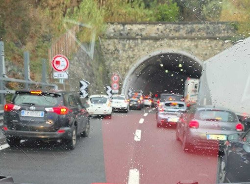A10, camion perde il controllo e sbatte contro un altro mezzo pesante fermo in piazzola: incidente tra Varazze e Arenzano