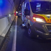 Incidente nella notte sulla Statale 20: furgone francese si schianta contro il muro della galleria Cima di Rovere, nessun ferito