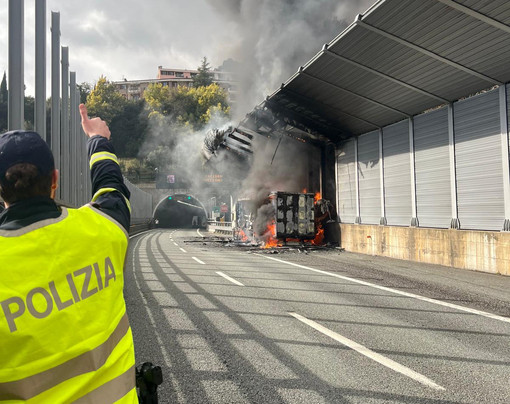 A10, camion in fiamme tra Aeroporto e Pegli in direzione Ponente: autostrada chiusa fino all'allacciamento con la A7