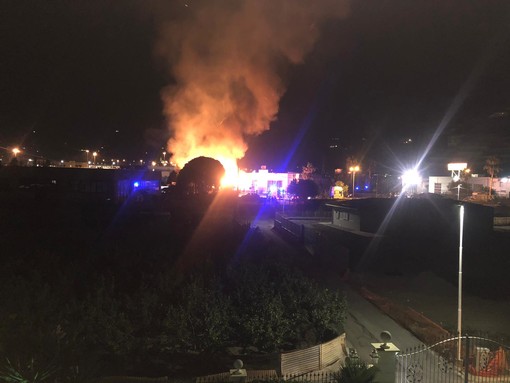 Incendio alla Ciesse Flowers di Taggia: camion avvolti e distrutti dalle fiamme (foto e video) Incendio alla Ciesse Flowers di Taggia: camion avvolti e distrutti dalle fiamme (foto e video)