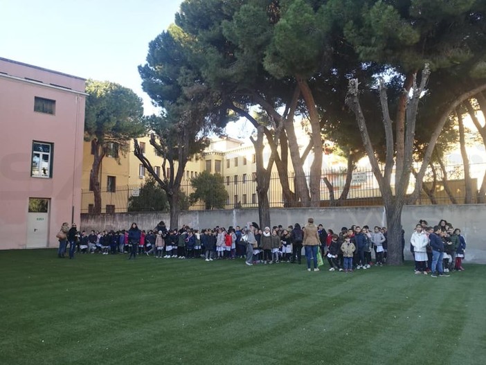 Ventimiglia: inaugurato il cortile interno della scuola di via Vittorio Veneto con il nuovo campo in erba sintetica