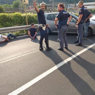 Ventimiglia: sorpasso azzardato sul cavalcavia di Roverino, auto francese inseguita da Polizia e Polizia Locale (foto) Ventimiglia: sorpasso azzardato sul cavalcavia di Roverino, auto francese inseguita da Polizia e Polizia Locale (foto)