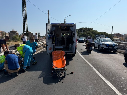 Ventimiglia, resta gravissimo il motociclista coinvolto nell'incidente sul cavalcavia di Nervia: è ricoverato in rianimazione al Santa Corona