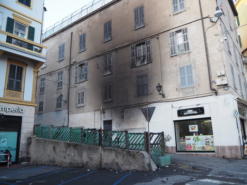 Sanremo: incendio di cassonetti in piazza Eroi, la polizia segue la pista della 'bravata' di alcuni ragazzi