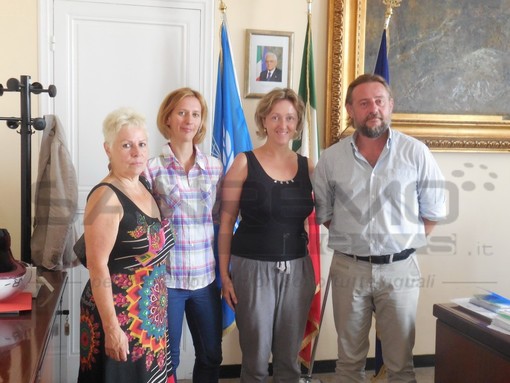 Bordighera: le mamme contro il lotto 6 proseguono la caccia ai primi cittadini e incontrano in Comune il Sindaco Pallanca Bordighera: le mamme contro il lotto 6 proseguono la caccia ai primi cittadini e incontrano in Comune il Sindaco Pallanca