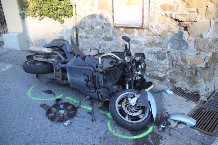 Sanremo: auto in fase di svolta urta scooter in sorpasso, centauro 52enne finisce contro un muro