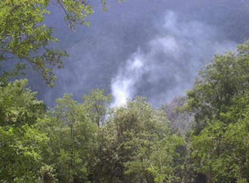 Castelvittorio: incendio di bosco e sterpaglie in località Rundè, intervento dei Vigili del Fuoco