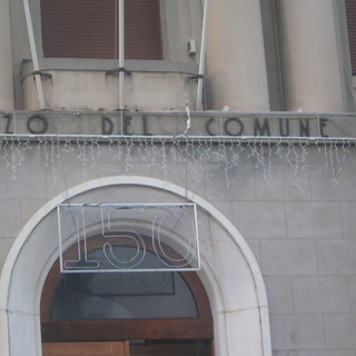 Imperia: insegna luminosa per i 150 anni dell'Unità d’Italia e posizionamento tricolori