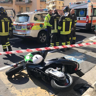 Sanremo: giovane perde controllo dello scooter e si schianta contro alcuni mezzi posteggiati (Foto) Sanremo: giovane perde controllo dello scooter e si schianta contro alcuni mezzi posteggiati (Foto)