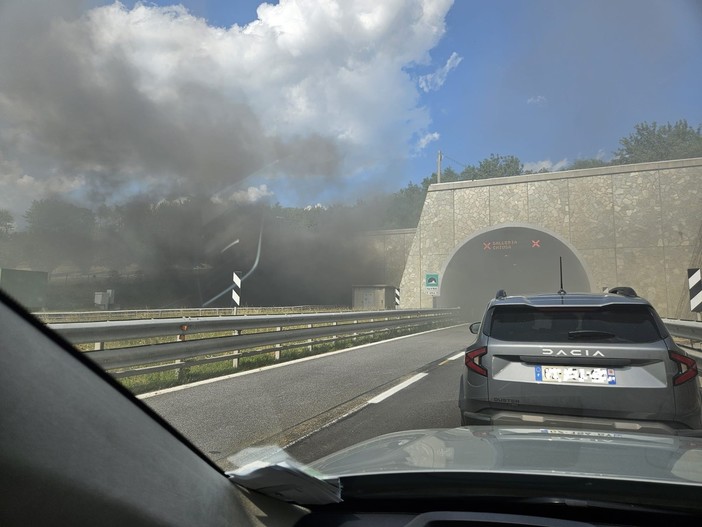 L'incendio del Tir sulla carreggiata nord della Torino Savona che resta chiusa a tempo indeterminato L'incendio del Tir sulla carreggiata nord della Torino Savona che resta chiusa a tempo indeterminato