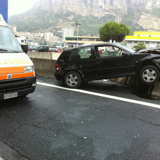 Ventimiglia: asfalto viscido, auto finisce contro due barriere in cemento