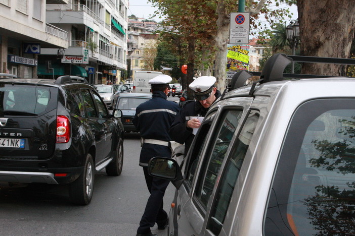 Sanremo: 40enne alla guida di uno scooter urta una vettura ferma in doppia fila