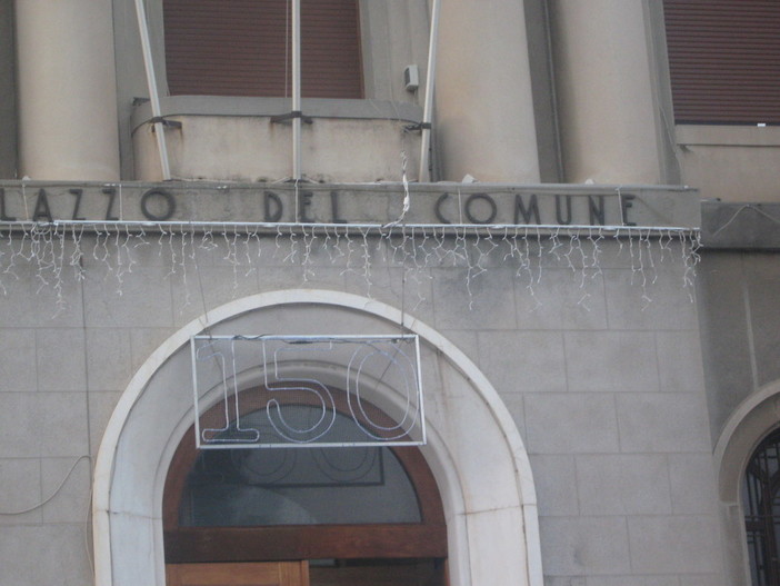 Imperia: insegna luminosa per i 150 anni dell'Unità d’Italia e posizionamento tricolori