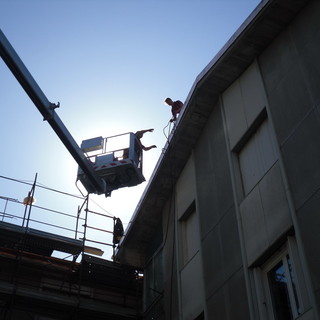 Vallecrosia: in fiamme una guaina, divampa incendio sul tetto di una palazzina in Via Garibbe