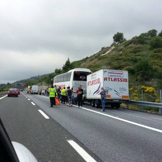 Imperia: scontro autobus-furgone sull'Autofiori fortunatamente senza gravi conseguenze Imperia: scontro autobus-furgone sull'Autofiori fortunatamente senza gravi conseguenze