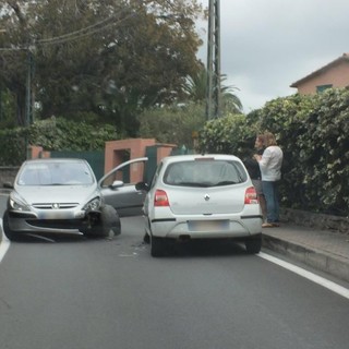 Bordighera: frontale sull'Aurelia tra due auto. Nessuna conseguenza per gli automobilisti