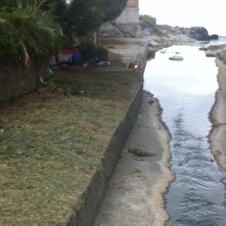 Sanremo: subito un accampamento dopo il lavoro di pulizia del torrente San Martino