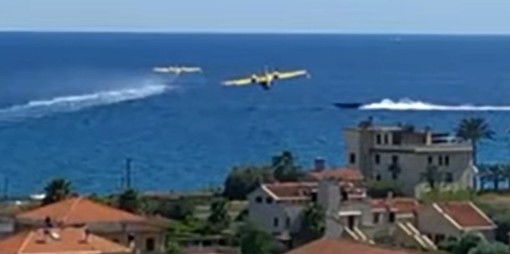 Sfreccia in motoscafo mentre due Canadair planano sul mare: rischio impatto davanti all'isola Gallinara (Video)