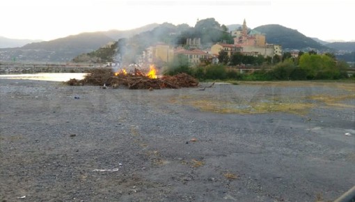 Ventimiglia: falò di legname alla foce del Roja, Nazzari “Ecco come si conclude la pulizia delle spiagge”