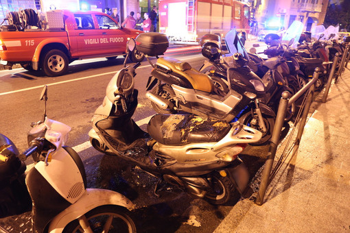 Sanremo: scooter posteggiato in fiamme, intervento dei Vigili del Fuoco e della Polizia