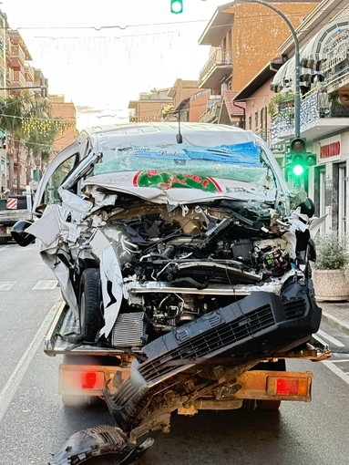 Ventimiglia, incidente sul cavalcavia: furgoncino tampona camion Ventimiglia, incidente sul cavalcavia: furgoncino tampona camion