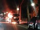 Vallecrosia: auto posteggiata in fiamme sulla Romana, intervento dei Vigili del Fuoco Vallecrosia: auto posteggiata in fiamme sulla Romana, intervento dei Vigili del Fuoco