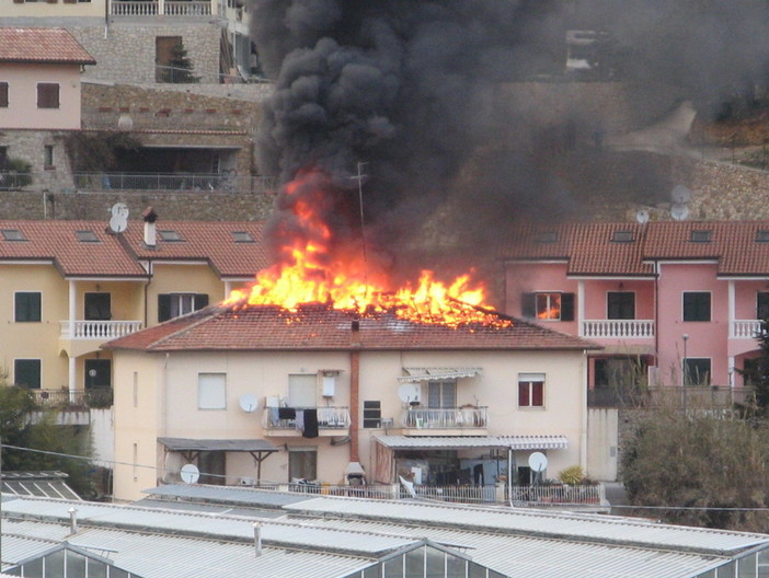 Ventimiglia: incendio al tetto di un'abitazione in frazione Bevera in via Manero