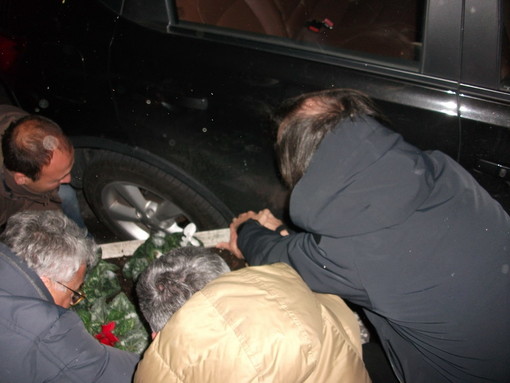 Sanremo: Inizio particolare di consiglio comunale con i tassisti che aiutano a liberare l'auto di Gorlero da una fioriera Sanremo: Inizio particolare di consiglio comunale con i tassisti che aiutano a liberare l'auto di Gorlero da una fioriera