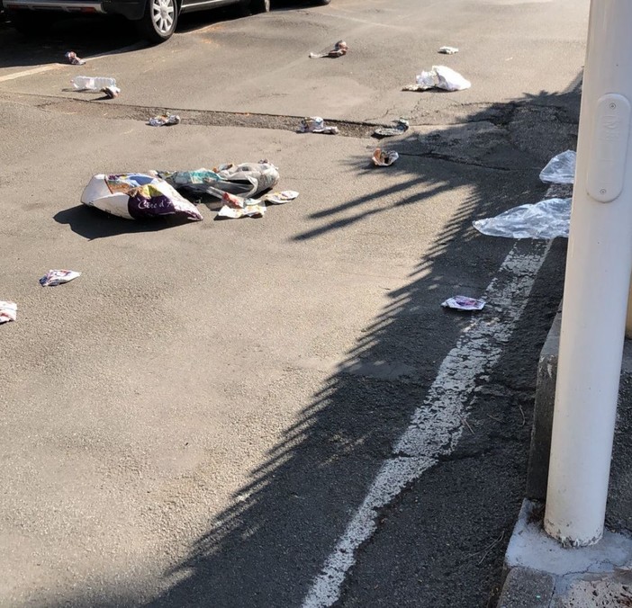 San Bartolomeo al Mare, abbandona un sacchetto di rifiuti in strada: multa da 600 euro San Bartolomeo al Mare, abbandona un sacchetto di rifiuti in strada: multa da 600 euro
