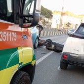 Incidente sul ponte di Nervia tra Camporosso e Ventimiglia: auto contro moto e quattro feriti (Foto) Incidente sul ponte di Nervia tra Camporosso e Ventimiglia: auto contro moto e quattro feriti (Foto)