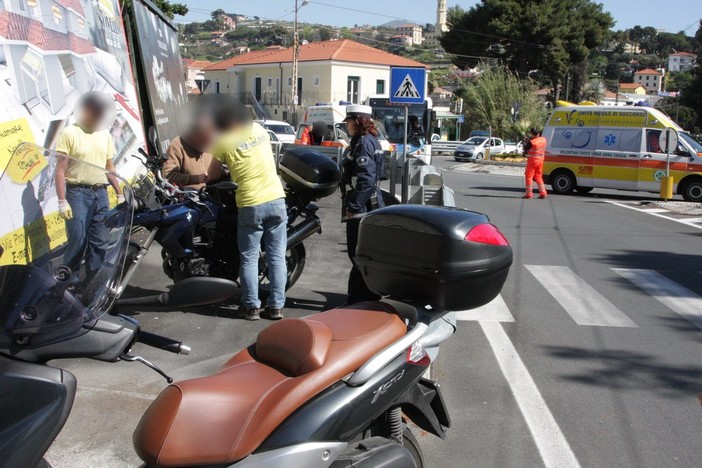 Sanremo: scontro tra ciclomotori sulla rotonda in valle Armea, due uomini feriti lievemente Sanremo: scontro tra ciclomotori sulla rotonda in valle Armea, due uomini feriti lievemente