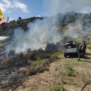 Sanremo, vegetazione in fiamme: vigili del fuoco ed elicottero in azione (Foto e video)