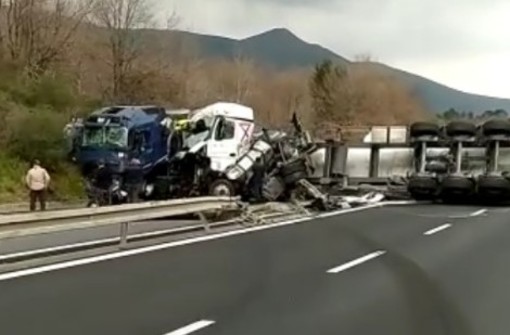 Incidente sulla A10: riaperta l'autostrada in entrambi i sensi di marcia dopo l'incidente mortale di ieri Incidente sulla A10: riaperta l'autostrada in entrambi i sensi di marcia dopo l'incidente mortale di ieri