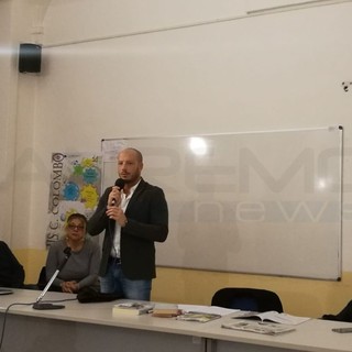 Sanremo: il Sindaco di Ventimiglia Ioculano incontra gli studenti degli istituti Colombo e Marconi per parlare di azzardopatia, “E’ importante sensibilizzarli sul peso sociale di questo fenomeno” Sanremo: il Sindaco di Ventimiglia Ioculano incontra gli studenti degli istituti Colombo e Marconi per parlare di azzardopatia, “E’ importante sensibilizzarli sul peso sociale di questo fenomeno”