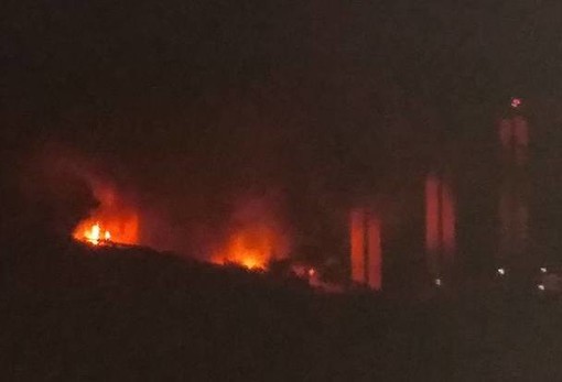 Sanremo: vasto incendio distrugge un deposito di materiali industriali in valle Armea