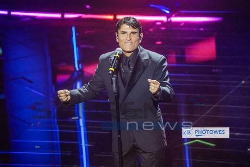 Sanremo 2026, il “ciclone” Sal Da Vinci ribalta i pronostici: dall’outsider al favorito assoluto all’Ariston