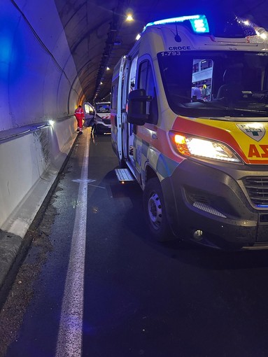 Incidente nella notte sulla Statale 20: furgone francese si schianta contro il muro della galleria Cima di Rovere, nessun ferito Incidente nella notte sulla Statale 20: furgone francese si schianta contro il muro della galleria Cima di Rovere, nessun ferito