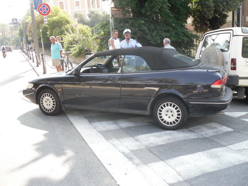 Sanremo: spettacolare scontro scooter-macchina in corso Cavallotti, ferita lievemente una donna