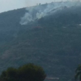 Ospedaletti: incendio boschivo su Monte Nero. Intervento in atto dell'elicottero, dei Vigili del Fuoco e della Protezione Civile Ospedaletti: incendio boschivo su Monte Nero. Intervento in atto dell'elicottero, dei Vigili del Fuoco e della Protezione Civile