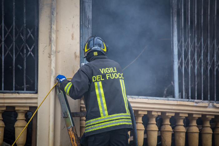 Ventimiglia: lascia una candela accesa e provoca un incendio nel soggiorno, danni contenuti dai Vigili del Fuoco