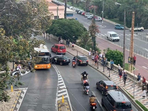 Sanremo: scontro tra un'auto e un autobus Rt. Ferito l'automobilista