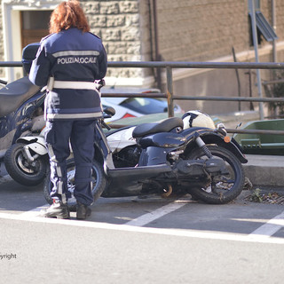 Sanremo: anziano alla guida di un'auto urta accidentalmente due motorini posteggiati