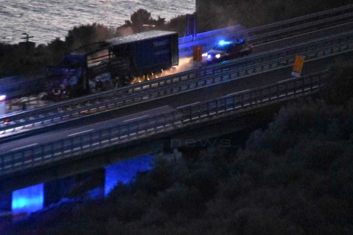 Costarainera: incendio di oggi pomeriggio, a breve la riapertura della A10 in direzione Genova (Foto e Video)
