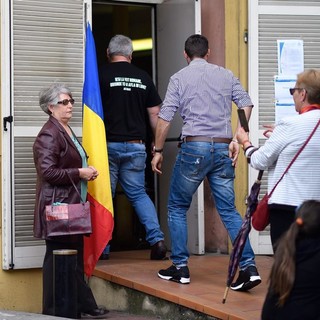 Sanremo: anche la comunità romena partecipa al voto. Coda al seggio (foto) Sanremo: anche la comunità romena partecipa al voto. Coda al seggio (foto)