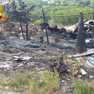 Costarainera: incendio a un magazzino adibito a ricovero attrezzi, intervento dei Vigili del Fuoco Costarainera: incendio a un magazzino adibito a ricovero attrezzi, intervento dei Vigili del Fuoco