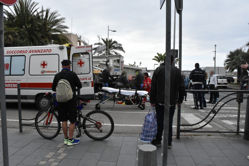 Sanremo: 70enne in bicicletta cerca di evitare auto all'incrocio ma cade a terra, intervento dell'elisoccorso