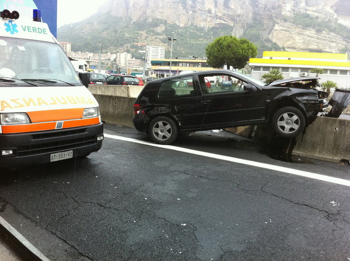 Ventimiglia: asfalto viscido, auto finisce contro due barriere in cemento Ventimiglia: asfalto viscido, auto finisce contro due barriere in cemento