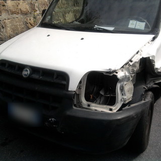 Sanremo strada troppo stretta, traffico bloccato per un incidente tra due furgoncini Sanremo strada troppo stretta, traffico bloccato per un incidente tra due furgoncini