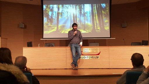 Imperia: si è aperto con Giorgio Vacchiano il ciclo di incontri su clima e ambiente "Con le nostre scelte possiamo contribuire a salvare il pianeta"
